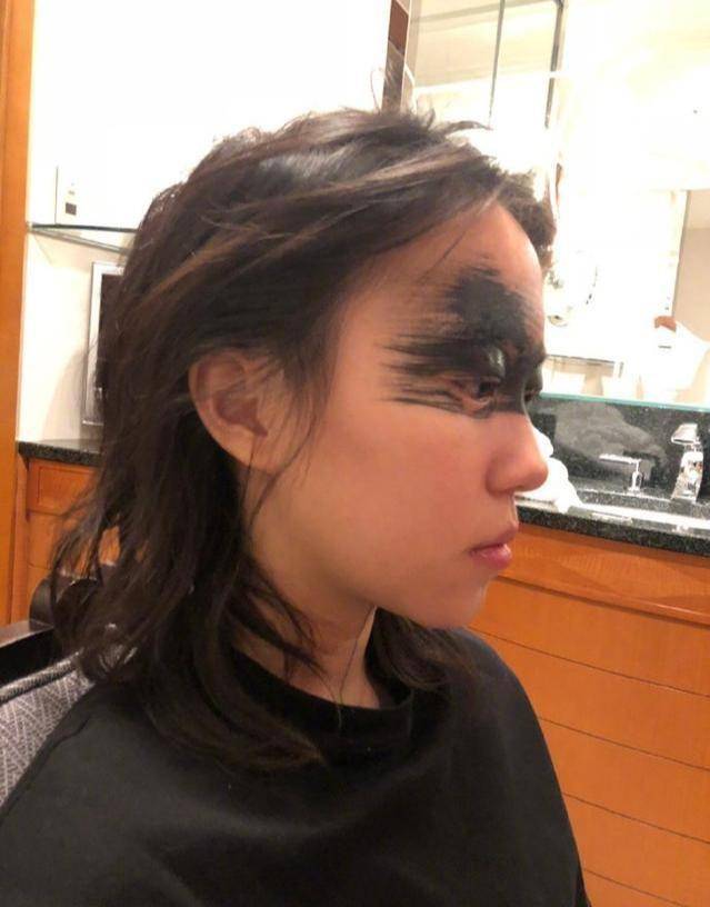 黑色窦靖童最近和黑色较上劲了模仿妈妈王菲喜力演唱会经典黑色眼妆