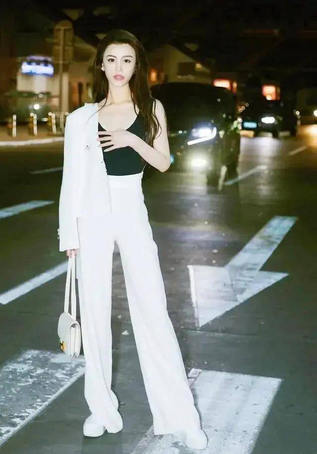 三七 葛天衣品“飙升”穿黑白一字肩礼服秀身材，“三七”搭配成经典