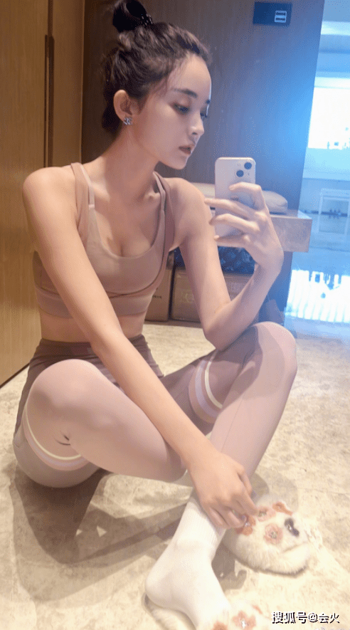 身材29岁娜扎穿运动内衣健身！画浓妆红唇油亮抢镜，皮肤白净无一滴汗