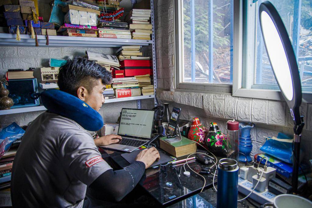 垃圾堆长大的刘阿楠,拒绝400万年薪,被千万粉丝催着