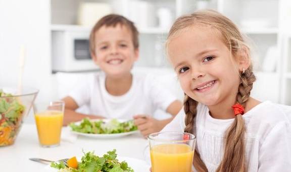 正餐|辟谣：孩子离不开零食，怎样引导他正确地吃