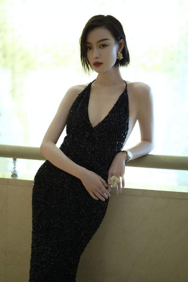 方脸别再追求“瓜子脸”了，这几位明星告诉你，方脸也能美丽大气