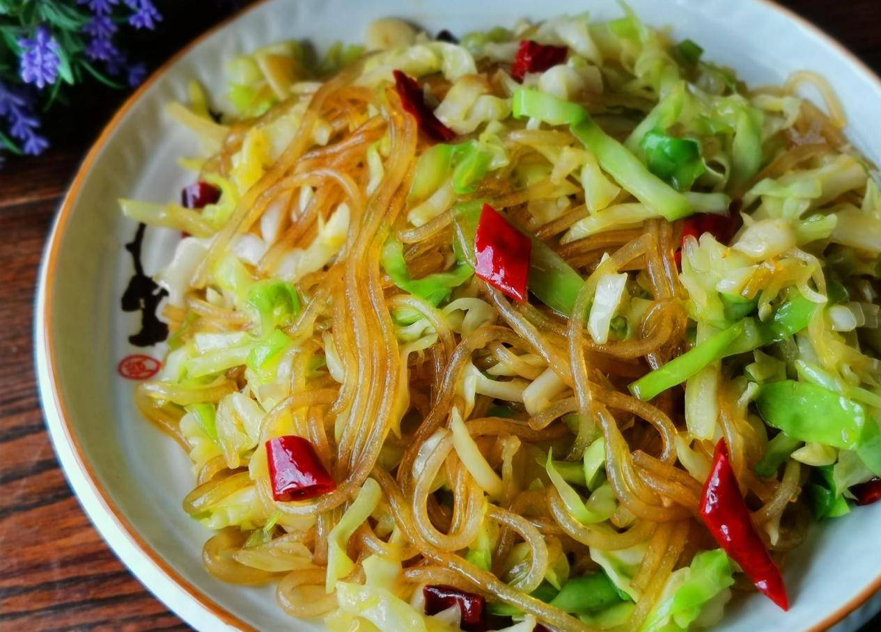 和明星黄磊同款晚餐圆白菜炒粉丝圆白菜脆嫩粉条劲道下饭做法