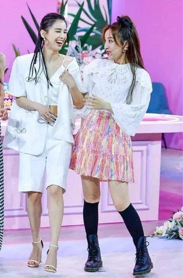 黄圣依 黄圣依到底有多矮？踩10厘米高跟鞋，跟穿着平底鞋的吴昕一般高