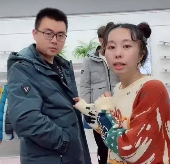 原创田静姚威扮冰墩墩摇头晃脑难掩笑容网友有亲妈疼真好