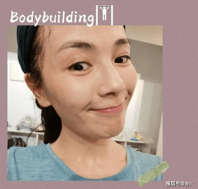 身材29岁娜扎穿运动内衣健身！画浓妆红唇油亮抢镜，皮肤白净无一滴汗