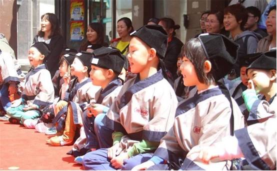 校服 汉服之风逐渐盛行，众人呼吁将汉服作为校服，资深校长果断拒绝