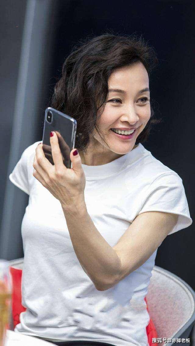 盛装 当陈冲穿优雅小黑裙，同框盛装打扮的张瑜，气质一个明艳一个清冷