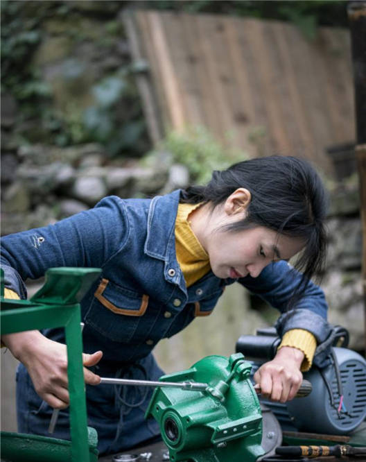 重工李子柒林果儿弟弟打工供她上大学如今成最美机械女神