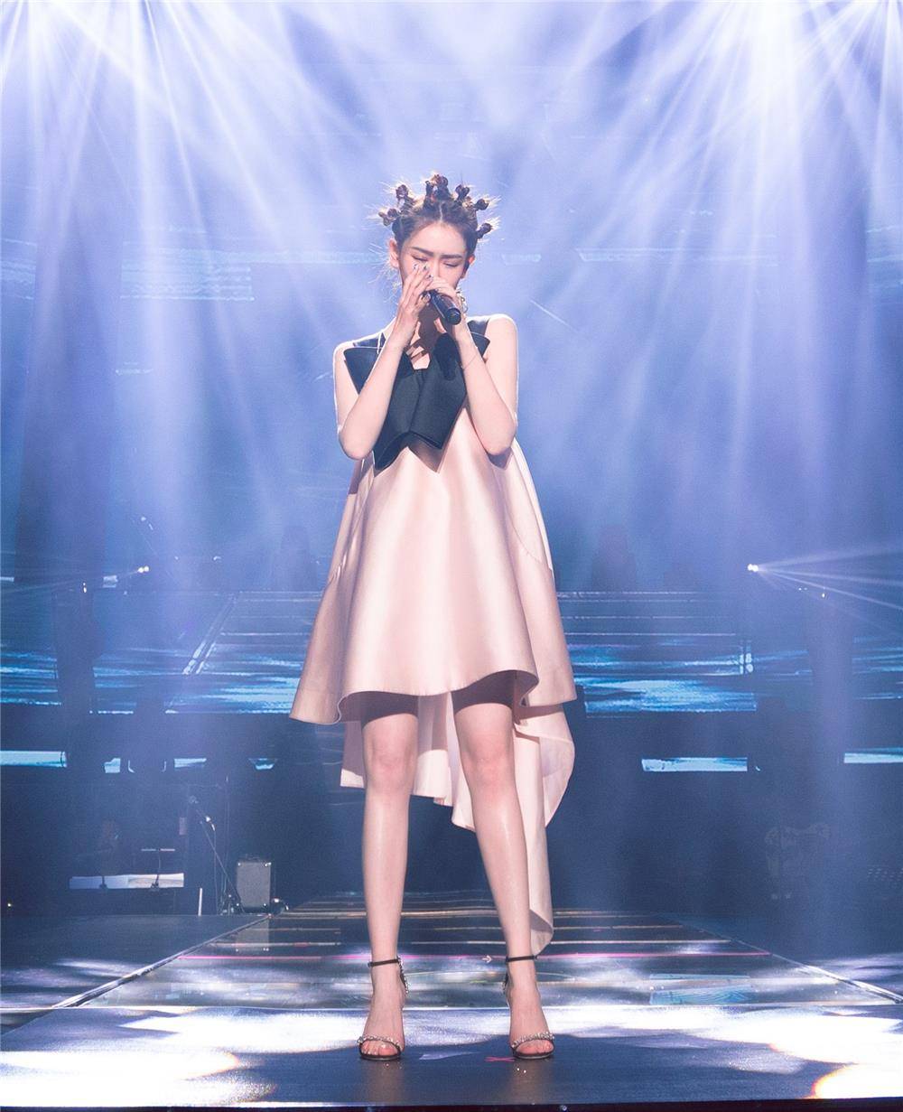 发型|戚薇现身许嵩演唱会，扎终极丸子头配蓬蓬裙嫩炸天，哪像35岁辣妈