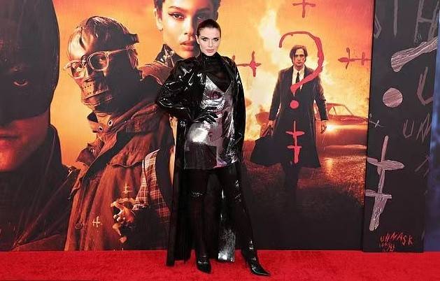 坎爷 坎爷32岁前女友空降颁奖典礼!穿褶皱裙秀曲线,分手后越来越耀眼