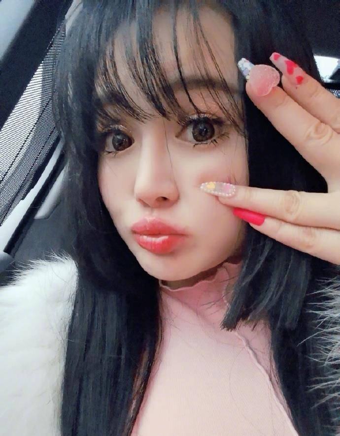 生活冉莹颖晒照感慨人生，油刘海苍蝇腿睫毛太不协调，被吐槽审美