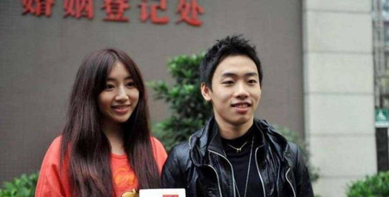 奥运5金王娇妻晒产后照:恢复神速,将女儿揽在怀里哺乳_邹凯_周捷_生活