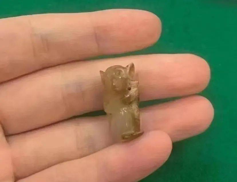 536战国 白玉猴估价:hkd 800,000-1,200,000成交:hkd 2,360,000尺寸