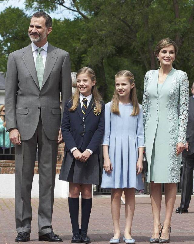 公主 14岁西班牙公主穿蓝裙真美,连穿7款甜美又高贵,每套都值得借鉴