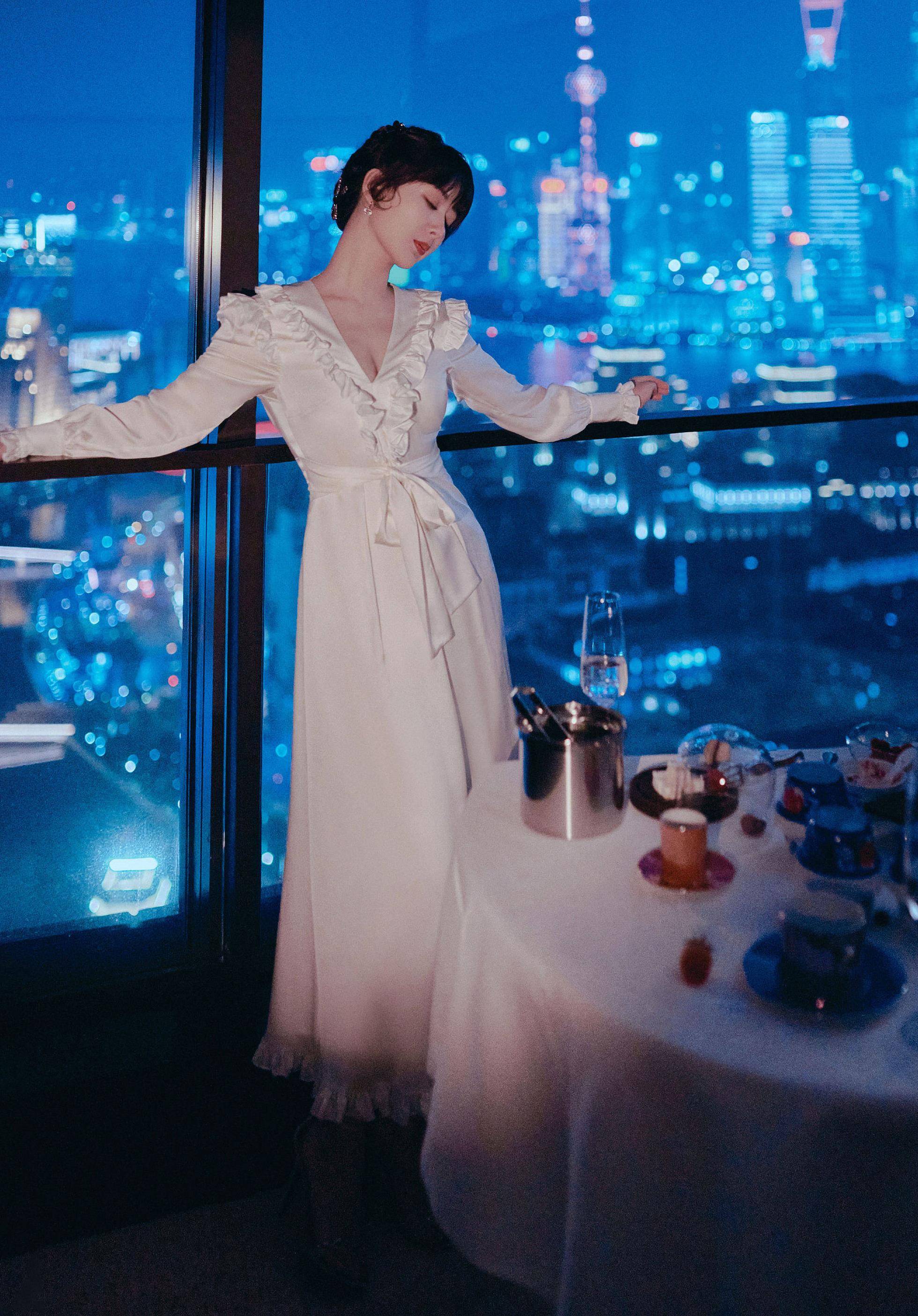 杨紫10万人直播间称进组,露肩白纱裙曝身材,不愧是小猴紫_白色_女神