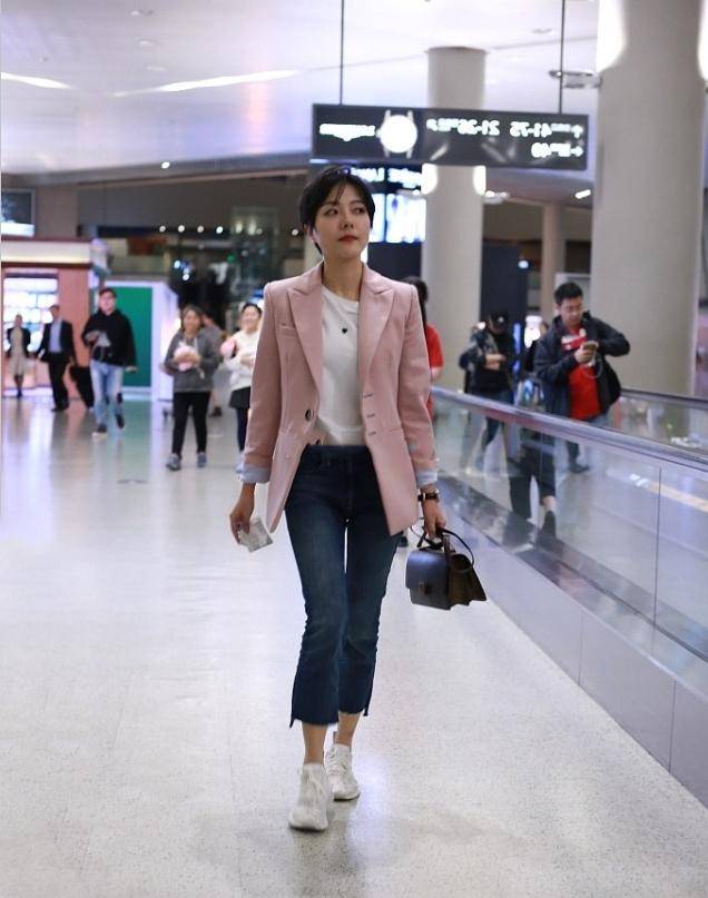 显得 汪涵老婆真精致，微喇裤搭粉色西装气质高级，42岁看着却好年轻