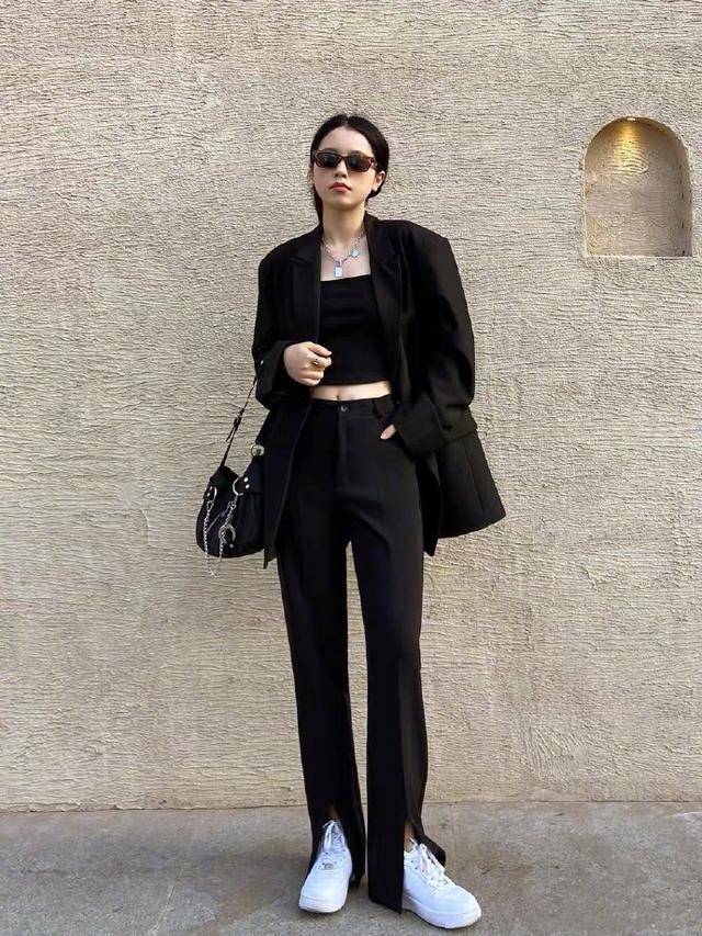 李小璐 李小璐的少女感真惊艳,紧身背心搭阔腿裤也能穿出凹造型,真羡慕