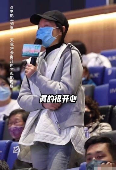 黑色 闫妮参加首映礼不装了，素面朝天不遮遮掩掩，50岁老态自然真实！