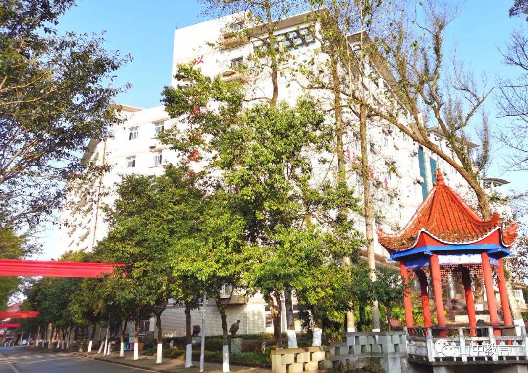 拔山中学举行高22级毕业百日誓师大会暨我就是下一个奇迹励志演讲