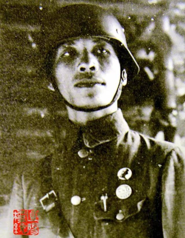 节孤忠1941年4月24日晨5时,谢晋元按例率官兵早操,当时有上等兵郝鼎诚