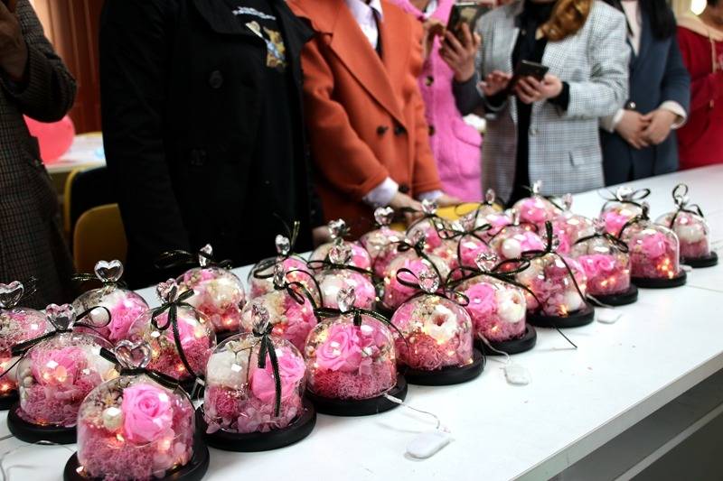 江津区几江街道桥南社区开展三八妇女节永生花diy活动