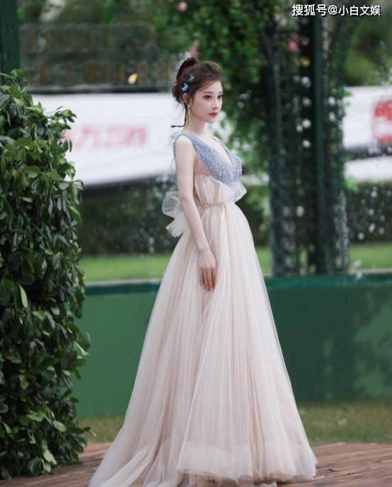 仙女 冯提莫驾驭红毯能力不一般，奖项拿到手软，综合实力不得不服