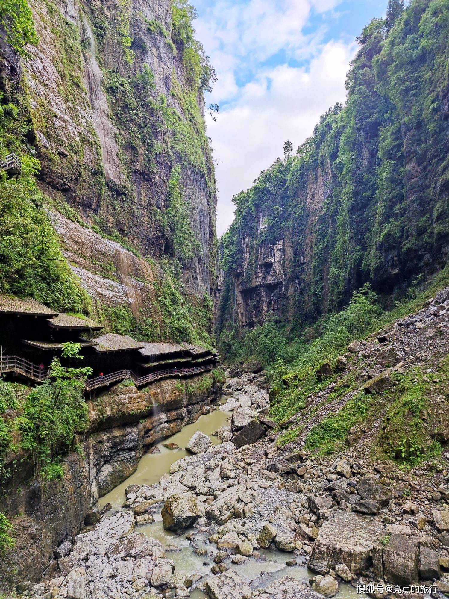原创探秘世界上唯一两岸地质年代不同的地缝恩施大峡谷云龙河地缝