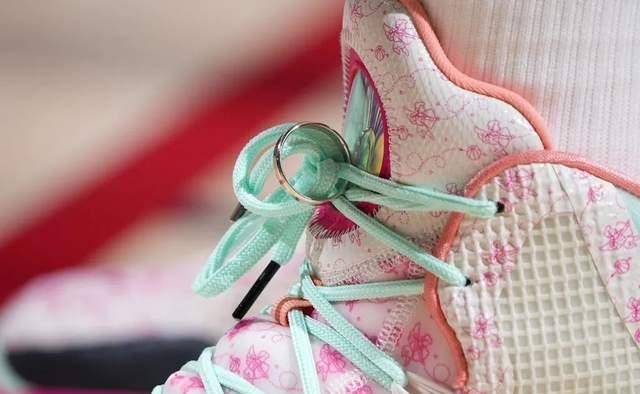约基奇NBA球员上脚：戈登361度战靴很酷，约基奇把婚戒绑在鞋带上