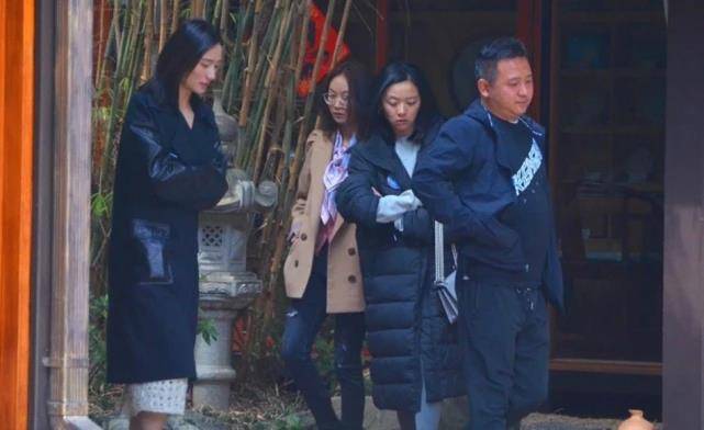 毛衣 50岁李亚鹏喜当爹！小19岁女友素颜穿羽绒服产检，肚子圆滚滚老好多