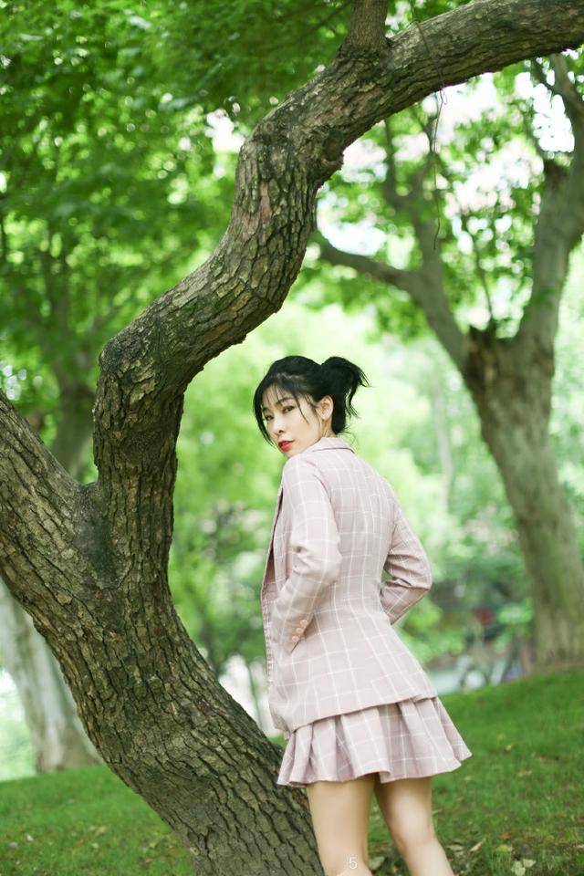 颜色 张雨绮对自己太狠了，穿小一码西装还系纽扣，勒出细腰看着不真实