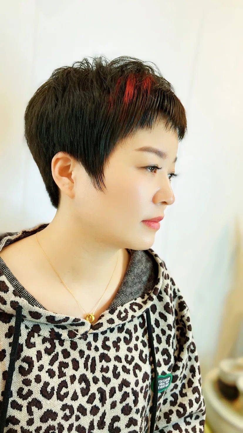 发型头发花白大姐做大卷,奔四奔五女性尝试个性短发,美到不敢相信