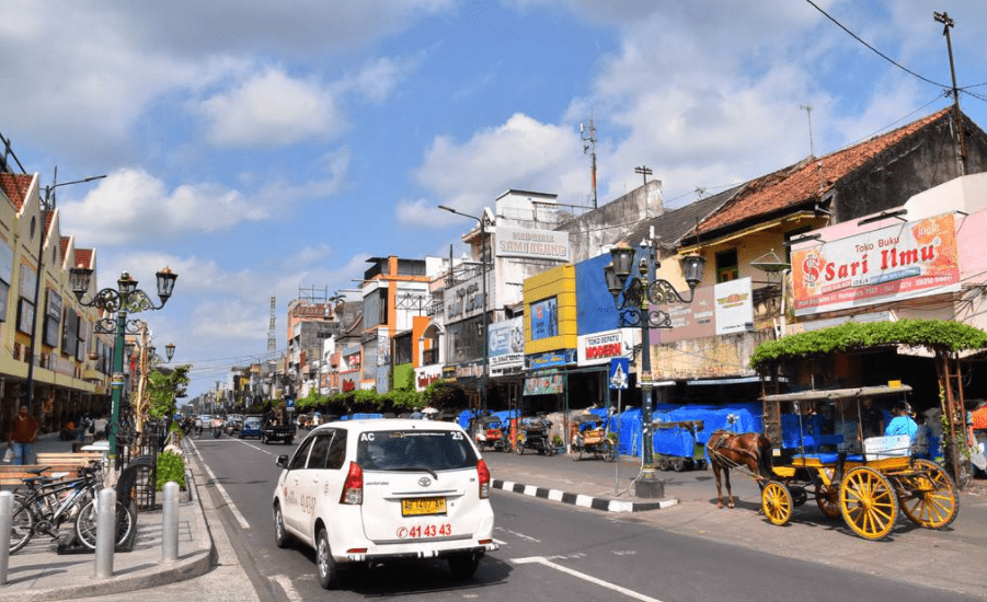 每月工资400万印尼盾左右,大约折合1750多元人民币