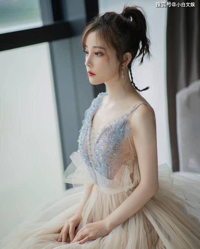 仙女 冯提莫驾驭红毯能力不一般，奖项拿到手软，综合实力不得不服