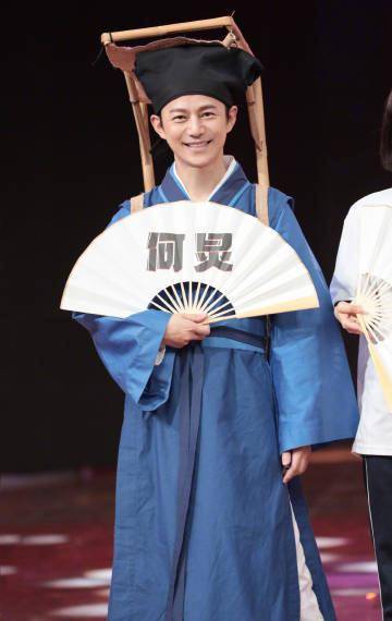 何炅飘了,又玩清爽的"宁采臣"造型,却被粉丝p成"飘何"_飞翔_扫帚_飞天