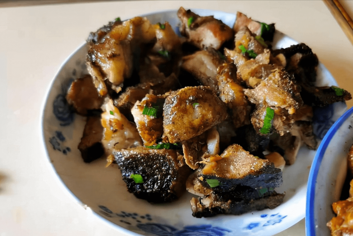 女孩头次跟江西男友回家吐槽饭菜寒酸没硬菜网友看完馋到了