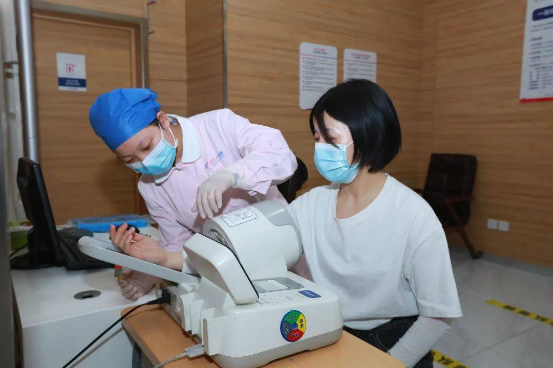 除常规体检外,还包括针对女性检测的乳腺彩超,子宫彩超,糖链抗原153