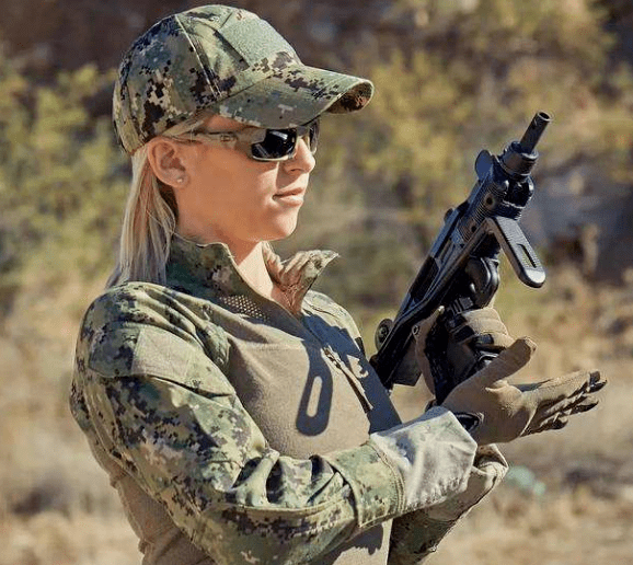 美国网红"女枪迷"长相美,12岁精通各种枪械,连男生