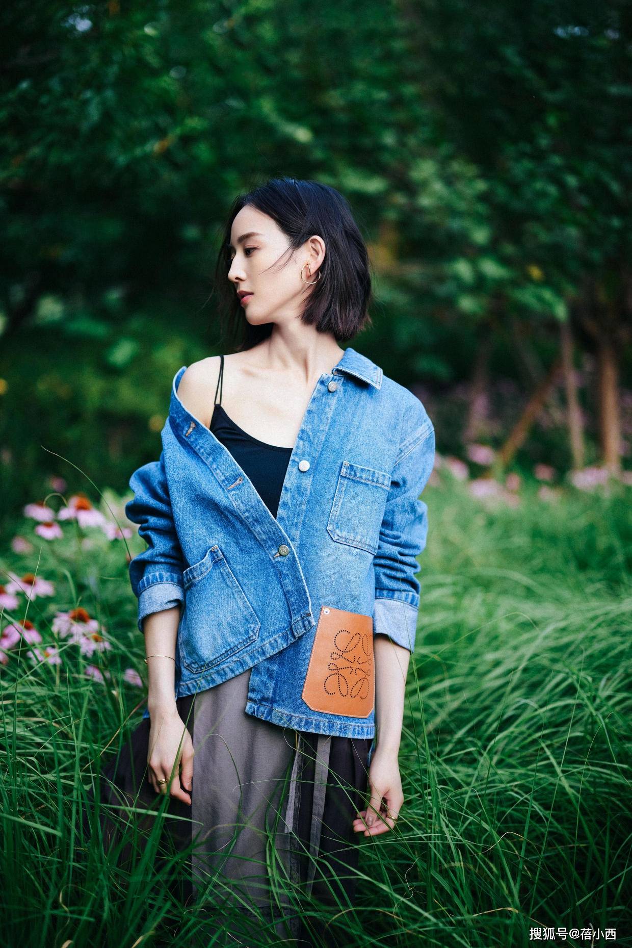 颜色 “张钧甯”的私服穿搭真时髦，穿格纹外套配卫衣，直接照穿也洋气