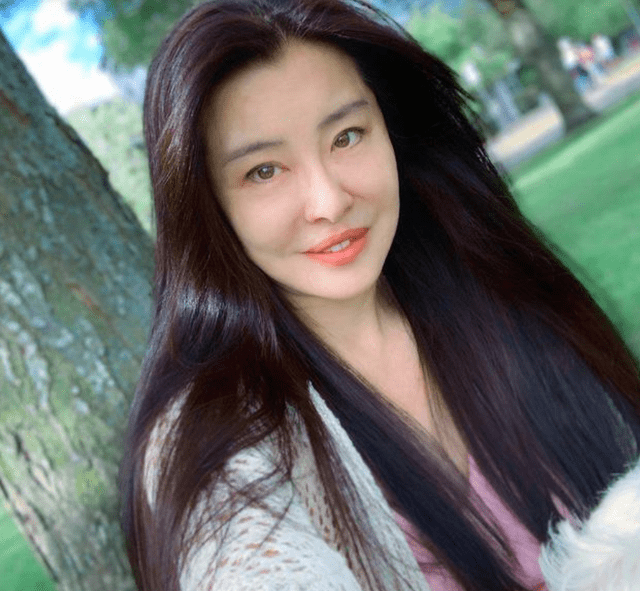 女神 王祖贤穿缦衣虔诚拜佛,素颜状态下皮肤松弛,看来女神也不败岁月