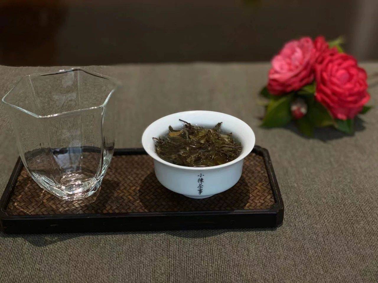 因为|盖碗冲泡白茶饼,“闷泡”和“快出水”二选一,你会选哪个?