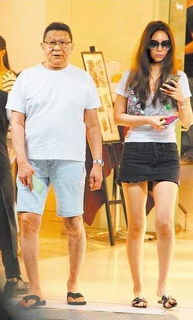 两人婚姻关系仍在的时候,孙道存便与颜宁,张琼玲热恋,颜宁未婚孕育两