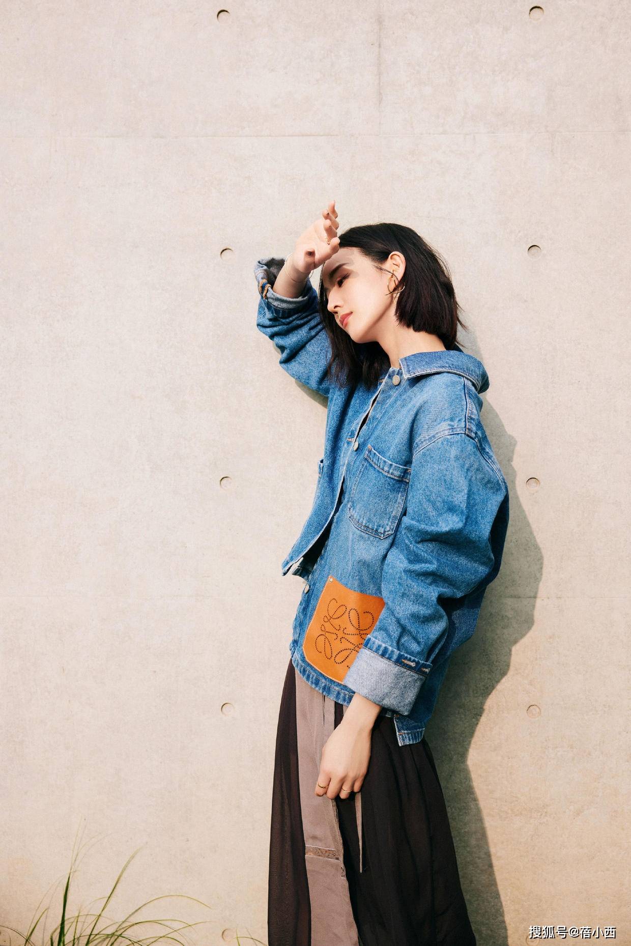 颜色 “张钧甯”的私服穿搭真时髦，穿格纹外套配卫衣，直接照穿也洋气