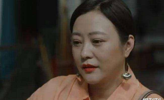 单眼皮内娱最假双眼皮PK，就差割到脑门了，生怕别人看不出是割的？