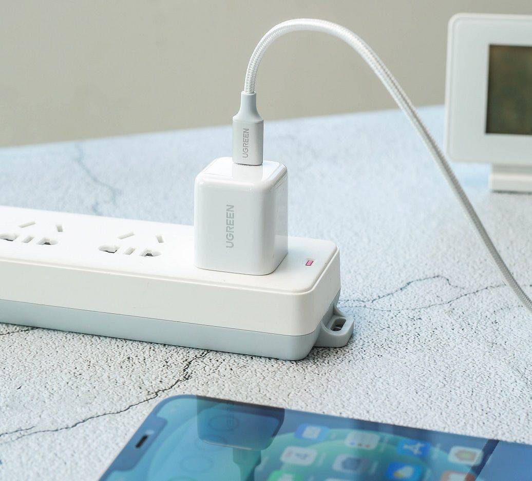 苹果发布新iPhone：跟5年前一模一样还加价不加量！安卓党笑趴了