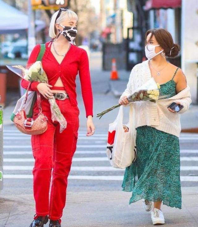 杏彩体育登录实拍美国女生街头穿搭既大胆又时尚尽情发挥自己的身