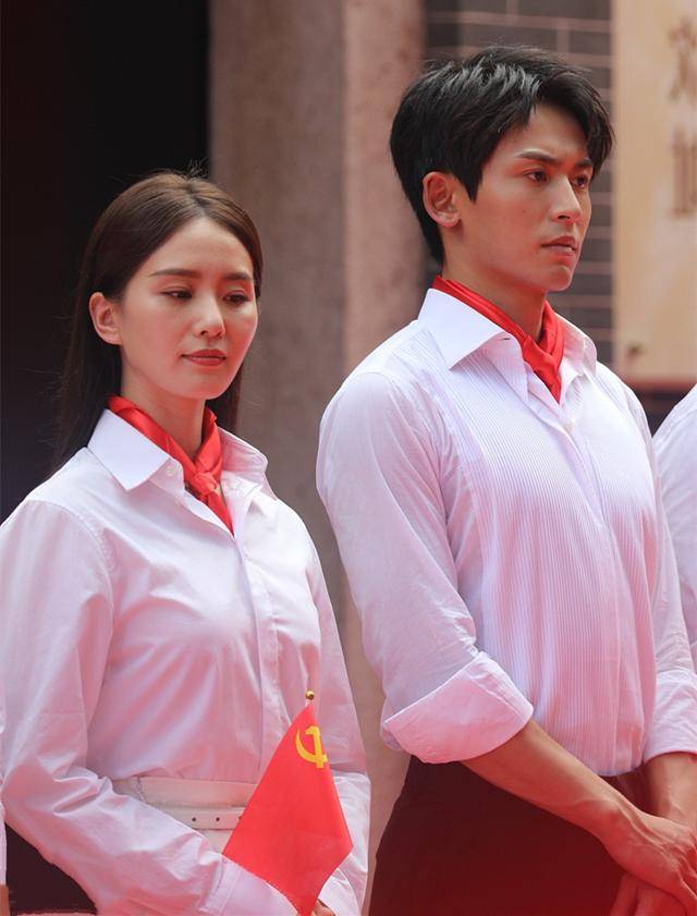 格纹 刘诗诗被嘲生图状态差别大，脸皮松弛显年纪，但衬衫搭半裙太加分