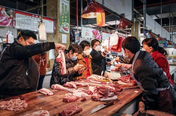 猪肉|猪肉摊上,有的猪肉“挂起来”,有的摆在案板上,其实是有区别的