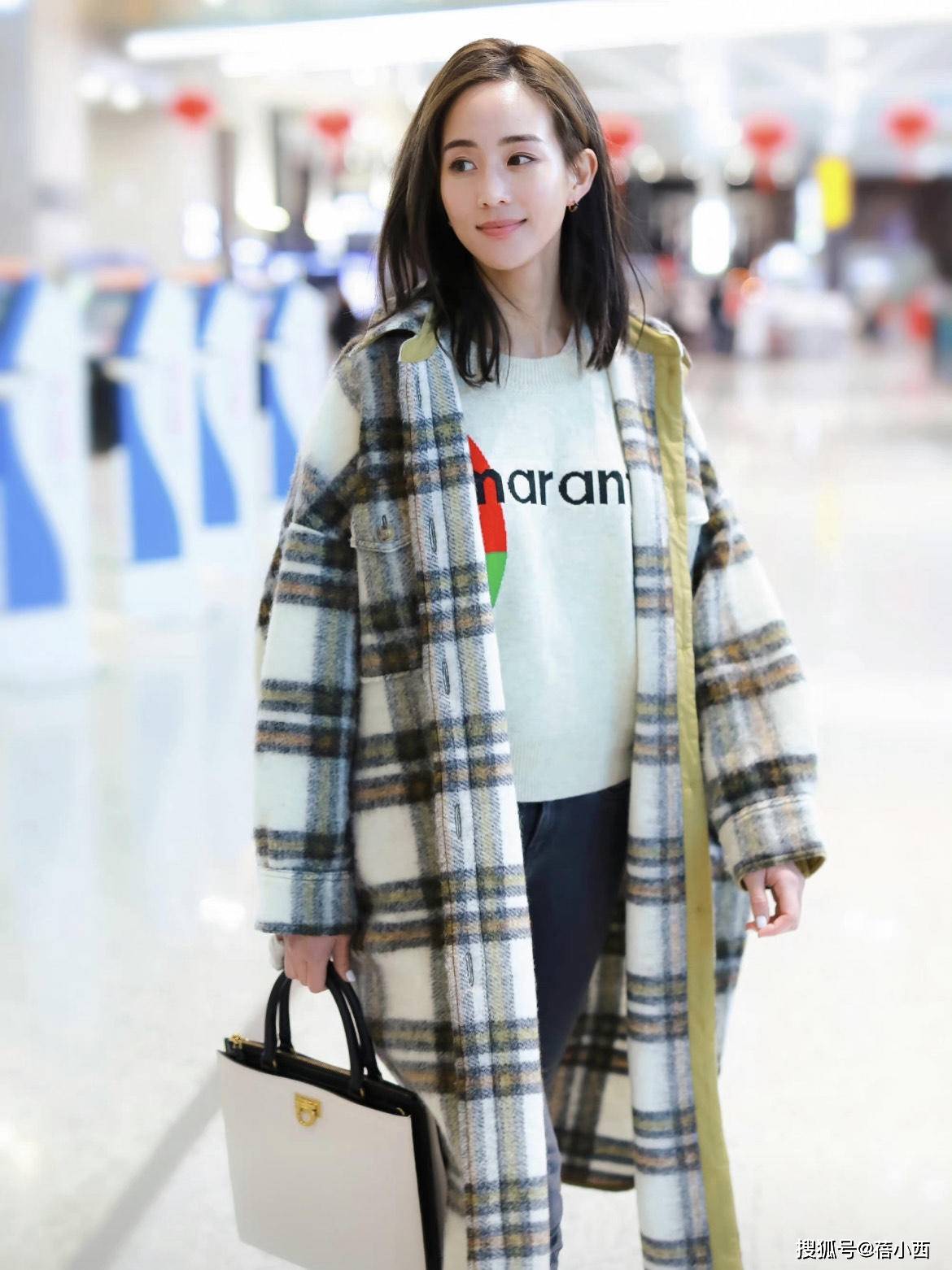 颜色 “张钧甯”的私服穿搭真时髦，穿格纹外套配卫衣，直接照穿也洋气
