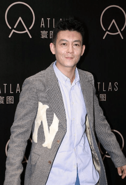皱纹|陈冠希活动近照流出，西装配牛仔裤依然痞帅，但脸上皱纹很显憔悴